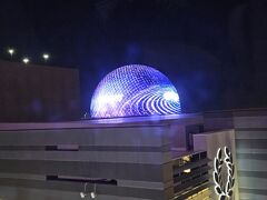 ハイローラーに乗ったのは、昨年できたばかりのSphereを見るためです
Sphereは内外両側の壁面が最新の高精細LEDパネルで覆われている、巨大な球形のアリーナで、こけら落としはU2のライブでした
観覧車の高度が上がるにつれ、Sphereの全体が見えてきます