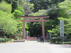 参道商店街を抜けた先に大きな鳥居が建っています。水郷佐原観光協会から送ってもらった境内案内図を見て、今回は鳥居手前の坂道を上って奥宮へ向かいました。