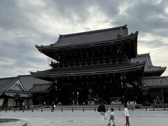 東本願寺の前を歩いてホテルに戻ろうかね。

