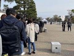 おはようございます。
2日目の朝です。

京都駅からタクシーで二条城にきました。
土曜日の朝、道路はガラガラです。

8時から8時半の入城。
夫の話だと限定300人と言う事だったですが。。。着いたらかなり並んでいるわ。

