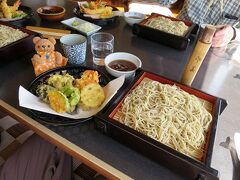 「野菜天せいろ」は1700円。
カボチャ、蓮根、ナス、ししとうに、椎茸かと見まがうほど大きな、しめじの天ぷら。衣はサクサク。蕎麦もコシがあって美味しいです。