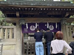 根津神社境内にある駒込稲荷神社。

根津神社が千駄木村より遷座する前、この地が甲府宰相徳川綱重の下屋敷だった頃の守り神。屋根には葵のご紋が残っています。