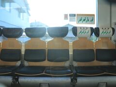 九州特有の(?)一人サイズに分けられている座席。クッションがあるのは良いのですが、背もたれ部分の木が痛くてしょうがない・・・

個人的には好きになれないところです。