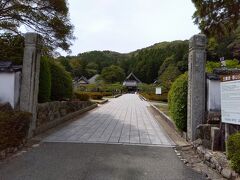 食後に「瑠璃光寺」へ行きました。
バスの中で添乗員さんが「瑠璃光寺」の「五重塔」の美しさを絶賛していました。
