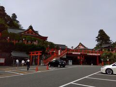 「長州苑本館」からバスで約60分、「太皷谷稲成神社」に到着しました。
日本五大稲荷の一つです。
約1,000本の朱塗りの鳥居がトンネルのように続く神社です。
日本で唯一「稲成」と表記され、願望成就の願いが込められているそうです。
