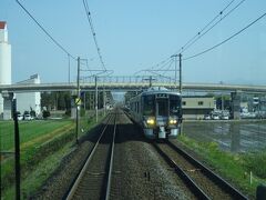 かつては新潟県の直江津まで総延長353.8kmの堂々とした幹線だった北陸本線だけど、今やわずか45.9kmだけ、しかも北陸地方の駅は２つしかなく、正直名前負けしている感もある。
まあ、特急電車が走っているだけまだマシだけど。