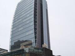 高層ビル新潟日報メディアシップは、バスセンターから徒歩５分ほど。
地上２０階はフロア全体が、無料の展望フロアとして開放されてます。
