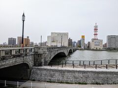 信濃川を挟んで、万代シティと古町をつなぐ萬代橋は、新潟のシンボル的な存在感です。
アーチ型の石造り橋は重厚で美しい。

橋の歩道にはチューリップのプランターがずらりと置かれていて、それはもう可愛いのでしたが、歩く方の邪魔にならずに写真を撮るのは、ちょっと難しかったです。