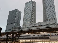 名古屋駅から会場のあるグローバルゲイトに行くには、名古屋駅から「あおなみ線」、「ささしまウェルカムバス」を利用するのが一般的ですが・・・。