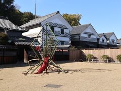 ジーンズストリートの先にある旧野崎家住宅へ。
製塩業で成功した児島の偉人野崎武左衛門のお屋敷。
土蔵がずらりと並ぶ光景は圧巻。
「ミステリという勿れ」のロケ地だったそうです(もじゃもじゃ菅田将暉の立て看板あった)。