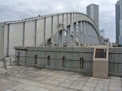 隅田川に架かる勝鬨橋までやってきました。