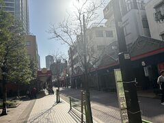 夕方15：00
夫たちと月島で合流。今回の旅の最後のご飯はもんじゃ焼きです。
月島って本当にもんじゃ焼き屋さんばっかりなんですね！道の両端にずらーっともんじゃ焼き屋さんが並んでいます。
