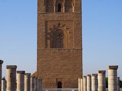 この塔はスペインのセビリアのヒラルダの塔のように、マラケシュで見てきた「クトゥビーヤ・モスク」のミナレットをモデルにしていますが、その高さとスロープの設置の方法からも古代エジプトのアレクサンドリア灯台の影響を受けています。ここで世界七不思議の1つに似たものを見ることができるとは思いませんでした。
