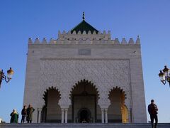 ムーア様式のアーチの柱廊とピラミッド型の緑の屋根が特徴です。アーチもポリローブで、その上の壁面には特徴的なモロッコのセブカのモチーフが刻まれています。