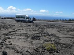 太平洋が一望できる場所の駐車場に停まり溶岩台地を歩きます