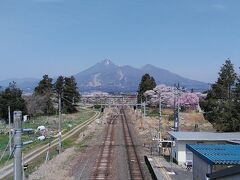 川桁駅から正面に会津磐梯山に観音寺川の桜並木が綺麗に見えます、美しい風景ですね