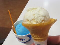 国際通りを県庁方面へ。妻が沖縄に行って食べたい物の1つに「ブルーシールのアイス」があり、ちょうど路面店がありましたので寄りました。
私は「塩ちんすこう」、妻は「ブルーウェーブ」を選びました。塩ちんすこうは、砕かれたちんすこうが入っており、食感のアクセントになっていました。