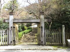 山麓に在る「織田信長居館跡」の石碑が在りました、

復元された冠木門から小口に掛けての石段と石垣が観えますが、道三から信長へと継がれた館が存在したと思うと感慨深い気持ちは浪漫ですね～。