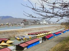 公園から御手洗池を抜けて「長良川」まで来ました、

木曽川水系で濃尾平野を流れる木曽三川の一つで日本三大清流でもあります。

周辺は長良川温泉として長良川鵜飼としての観光スポットでもありますね。
