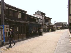 長良橋の袂、鵜飼乗船場から「川原町の古い町並み」散策を始めます、

長良川沿いに西へ続く狭い間口に長い奥行きという昔ながらの格子戸のある日本家屋が軒を連ねる町並みが残っています。

＊詳細はクチコミでお願いします