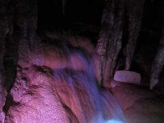 まずは地下にある玉泉洞へ。「鍾乳洞=涼しい」イメージがあるかと思いますが、外気温とあまり変わらない気がしました。