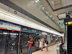 MRTで移動です。
Visaタッチで乗れちゃうって
便利すぎて震える。
なんちゃらカードにチャージする必要もなし。

ブギスから3駅、ニュートンへ。