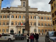 「モンテチトーリオ広場」(Piazza di Monte Citorio)と
「オベリスク」(Obelisk of Montecitorio)
奥はベルニーニが設計した17世紀の宮殿
「モンテチトーリオ宮殿」(Palazzo Montecitorio)
現在はイタリア議会の下院
