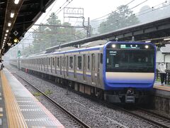 15両編成の電車がやってくる横須賀線・北鎌倉駅ですが、駅の構造が特殊で上下線ともホームの一番鎌倉・久里浜寄りにしか改札口がないのでどうしても混雑が集中してしまう状態になっていました。
円覚寺の敷地内にあることもあり、ホーム幅が狭く危ないのでできる限り大船・東京寄りの号車を利用するようにしたいところです。。。