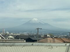 富士山、かすんでたけど、見えました。