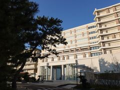 「浜野浦の棚田」の観光を終えて、この日の宿泊ホテル「唐津シーサイドホテル」へ。白い建物が青空に映えます。