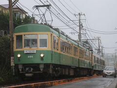 江ノ電といえば車道との併用軌道が有名ですが、あんまり興味はなかったので手頃な場所で済ませることに。


・・・って、後ろから一般車爆走してきているんかーい！！！




撃沈。