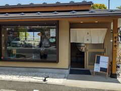 徒歩圏内に蕎麦屋と美術館があります。
美術館の半券があれば蕎麦の割引が受けられると書いてありました。

美術館には食事後に行きました。
写真はありません。