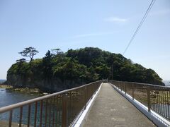 恵比須島

島へは橋を渡って上陸
チヴィタ・ディ・バーニョレージョ（ラツィオ州イタリア）を想い出すな～
島内は自転車×（徒歩のみok）なので、橋手前の小さな駐車場に止める。と、そこへどんやから呼び出しメールが・・・。だいぶ早かったね～