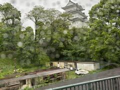 今日は朝から雨降りです。
ホテルに行くだけなので問題なし！
小田原城の脇を通ります。