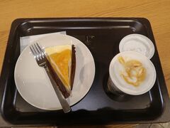 徒歩で京都駅に来ました。
スタバで休憩します。
