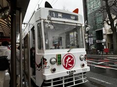 倉敷のホテルをチェックアウト後、岡山市内へ移動。
あいにくの雨ですが、とりあえず岡山城へ行ってみることに。
路面電車のたま電車に偶然乗れた。
猫耳可愛すぎませんか?