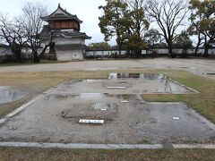 岡山藩の藩政が行われていた表書院の遺構。
大小60を超える部屋を有していたという。
ここは数寄屋とよばれた茶室の跡。
間取り図のような遺構を眺めながら想像をめぐらす。
竈の跡も復元されているのが面白い。