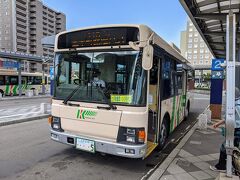 気を取り直して、
市内を循環する100円バスに乗って弘前城へ向かいます。
