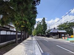 津軽藩ねぷた村の見学が空振りに終わったため、次に乗る特急つがるの乗車時間まで中途半端に時間があるので寺院がいっぱい集まっているエリアにやって来ました。
