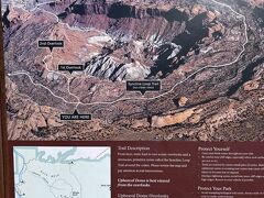 キャニオンランズ国立公園にまた来ました。

「アプヒーバルドーム」

火口のクレーターのようなものが見えるようです。この凹みが隕石が落ちてきたからなのか、隆起によるものなのかはいまだに不明だそうですよ。