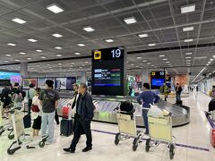 成田空港での飛行機整備に時間がかかり23時30分バンコク スワンナプーム国際空港に到着です。
空港から出るとじっとりした暑さと特有の匂いがバンコク来たーって感じです。