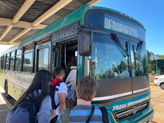 ４月２０日

午後の便でブエノスアイレスからプエルトイグアスの空港に到着。市バスを利用しようと思いしばらく待つのを覚悟していましたが、ターミナルビルを出るとすでにバスが待っていてラッキー。