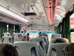 バスターミナルからイグアスの滝公園行きのバスに乗ります。２年前はこの時点でスコールのためキャンセルになって呆然となったのでした。

夜のツアーの期間中は、空港行きと表示されているバスが途中イグアスの滝公園に寄ります。