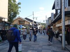 　この通り宇治茶の老舗が軒を並べ、煎茶の香ばしい香りが漂っています。