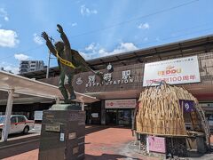 別府駅に着きました
別府観光の父として慕われた実業家・油屋熊八の銅像
右側のドーム型のものは足湯ならぬ手湯