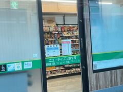 　上野駅停車、ホームのコンビニは平日のみ7:00から10:00までの営業となっていました。