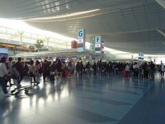 羽田空港第3ターミナルがとても混雑していてびっくり。
しかも、ほぼ日本人ではない方々。
確かにどこに行ってもYOUがいっぱいなので、相当インバウンドを感じてましたが、ここまでとは。
びっくり。