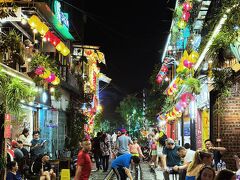 ホテルのお姉さんが教えてくれた列車がカフェのすぐ前を通るエリアへ。踏切のところで線路の方に入ろうとすると、カフェの案内がないとダメみたいな感じに言われたので怪しんで、隣に並行する道をしばらく行ってから線路の方に入ると引き止められず好きなカフェに入ることができました。