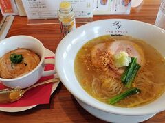 黄金の塩らぁ麺 ドゥエ イタリアンがあったので、こちらでお昼。

ここの塩ラーメン好きです。
ただ、昼に行って混んでるのを見たことが無いです。
（過去になくなった柏や、名古屋も行ったのですけど）