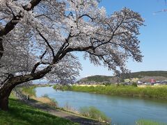 船岡駅について、早速川沿いを歩いて船岡城址に向かいました。